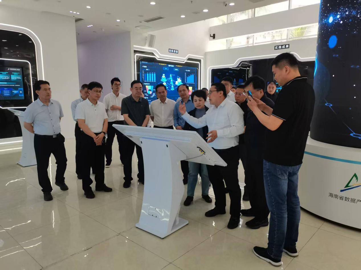 公司領(lǐng)導(dǎo)隨團(tuán)赴海南考察 助力濰坊打造智慧農(nóng)業(yè)新高地