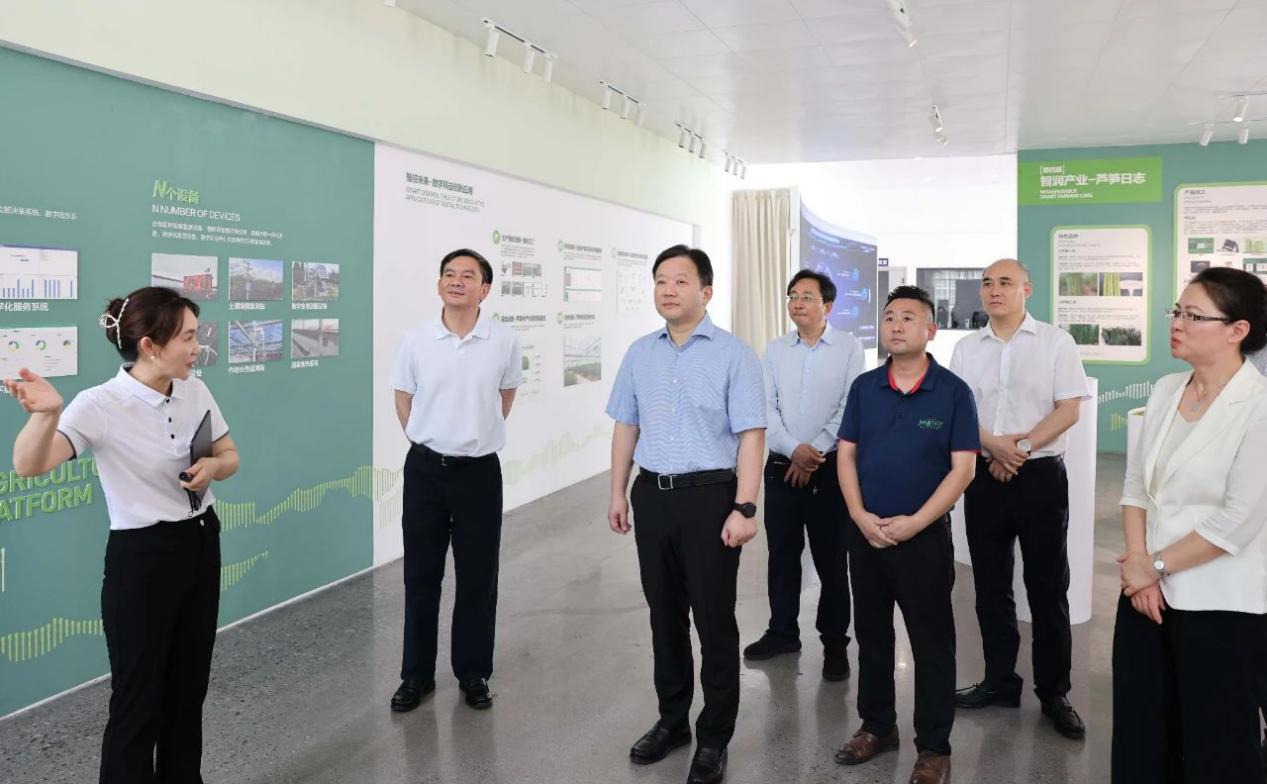 四川省委常委、成都市委書記曹立軍調(diào)研 新津區(qū)國(guó)家數(shù)字設(shè)施農(nóng)業(yè)創(chuàng)新應(yīng)用基地