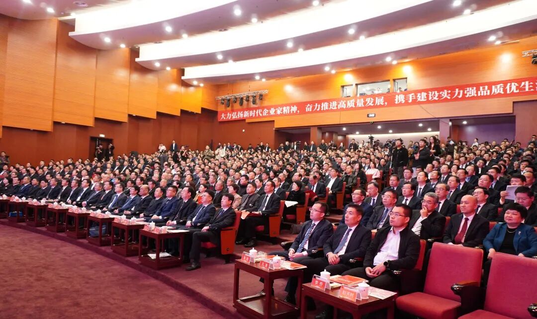 在2025濰坊企業(yè)家大會(huì)上，市領(lǐng)導(dǎo)為公司科技副總頒發(fā)聘書