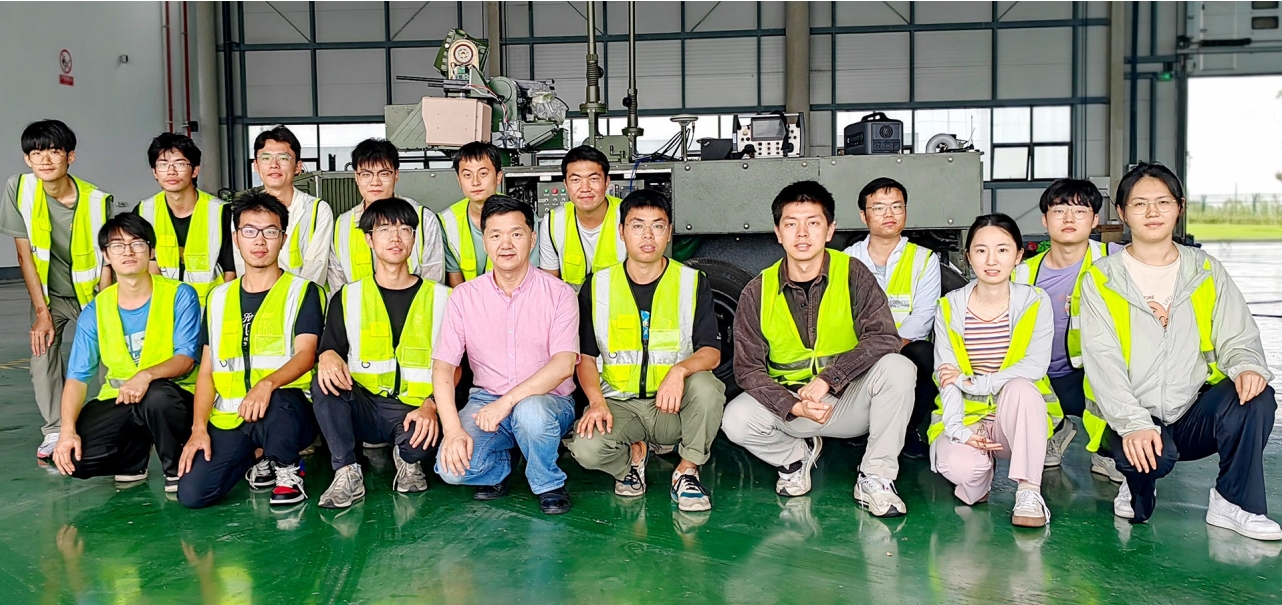 任明武（右8）與小組成員在研發(fā)現(xiàn)場(chǎng)