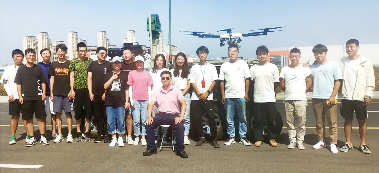 任明武與同學(xué)們?cè)陧?xiàng)目比賽現(xiàn)場(chǎng)合影。